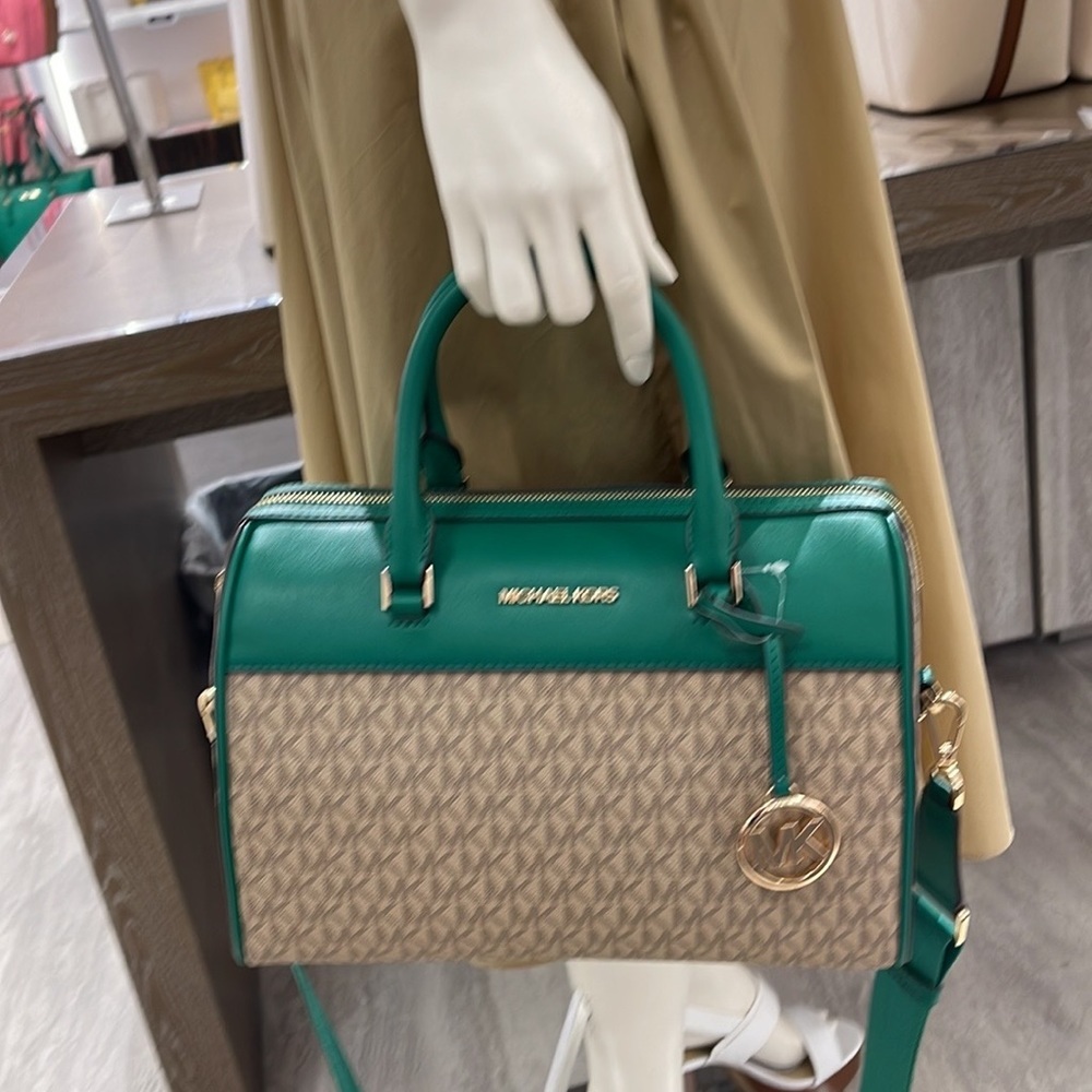 Michael Kors med Duffle Travel - Leather/Coated
PALMETTO GREEN
MD DUFFLE
NWT - Picture 4 of 16